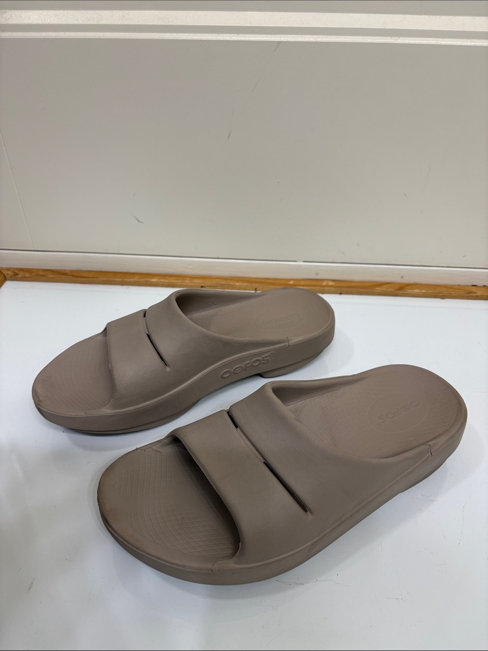 OOFOS Women's Recovery Slide - Taupe Brown - Picture 4 of 9